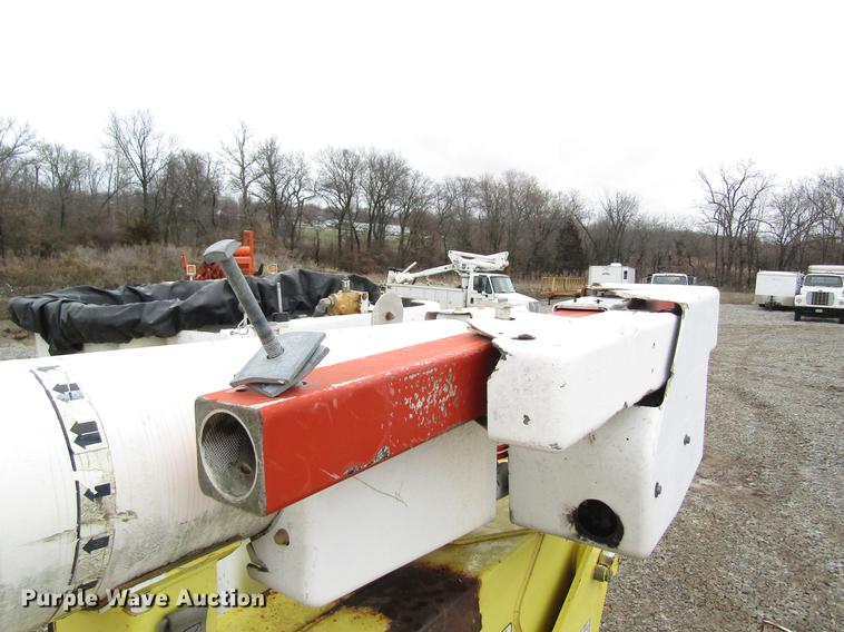 image for item DC4331 2001 Chevrolet C7500 bucket truck