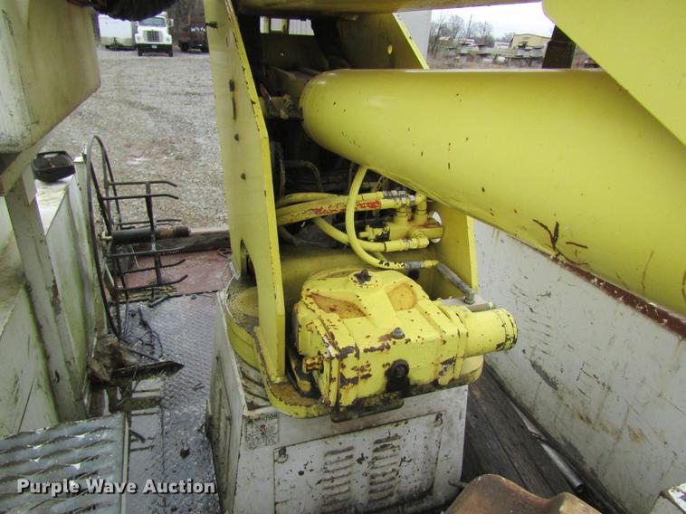 image for item DC4331 2001 Chevrolet C7500 bucket truck