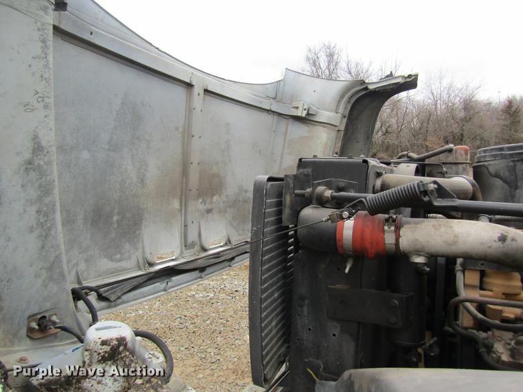 image for item DC4331 2001 Chevrolet C7500 bucket truck