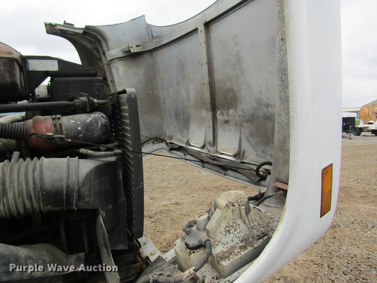 image for item DC4331 2001 Chevrolet C7500 bucket truck