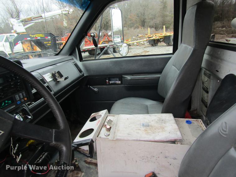 image for item DC4331 2001 Chevrolet C7500 bucket truck