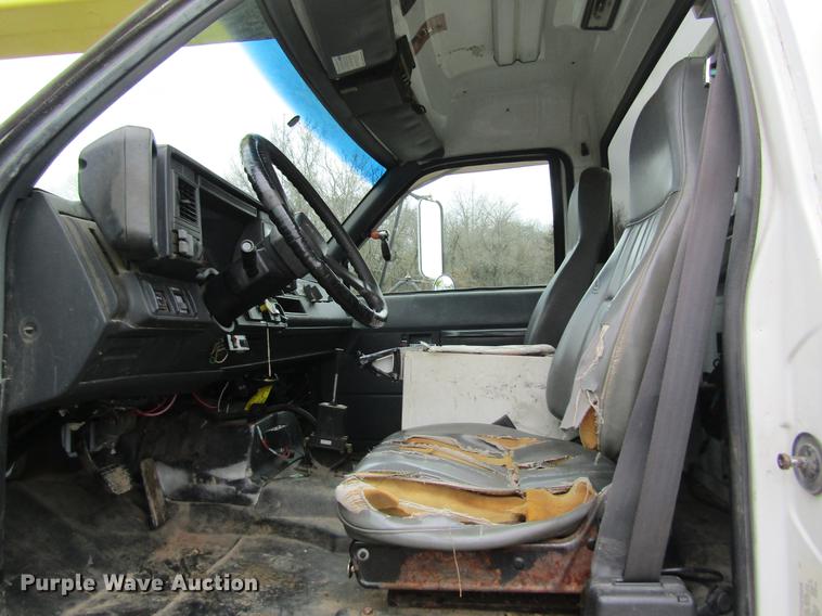 image for item DC4331 2001 Chevrolet C7500 bucket truck