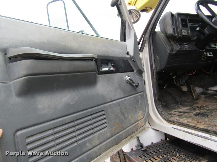 image for item DC4331 2001 Chevrolet C7500 bucket truck