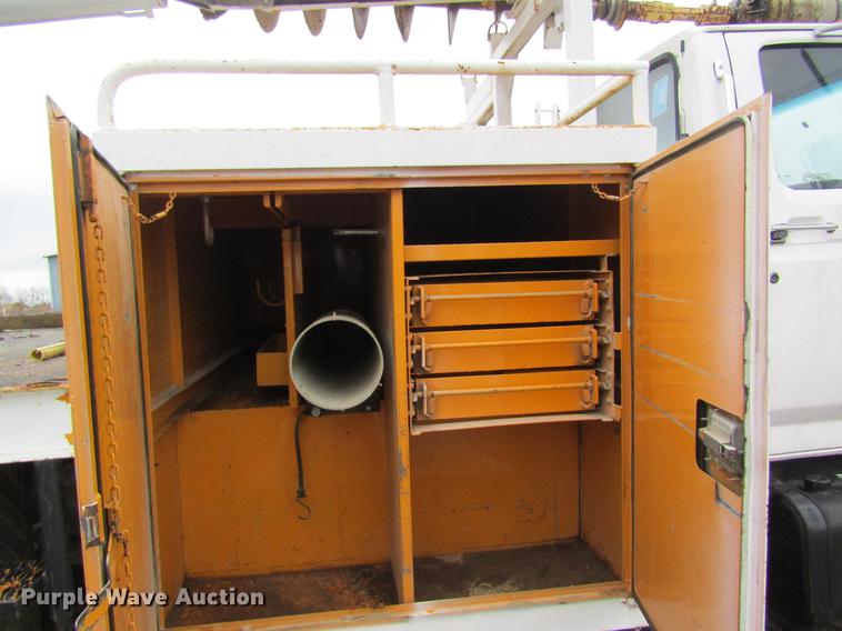 image for item DC4332 1993 Ford F800 digger derrick truck