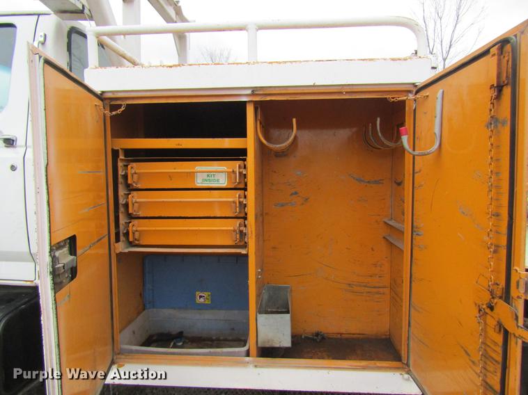 image for item DC4332 1993 Ford F800 digger derrick truck