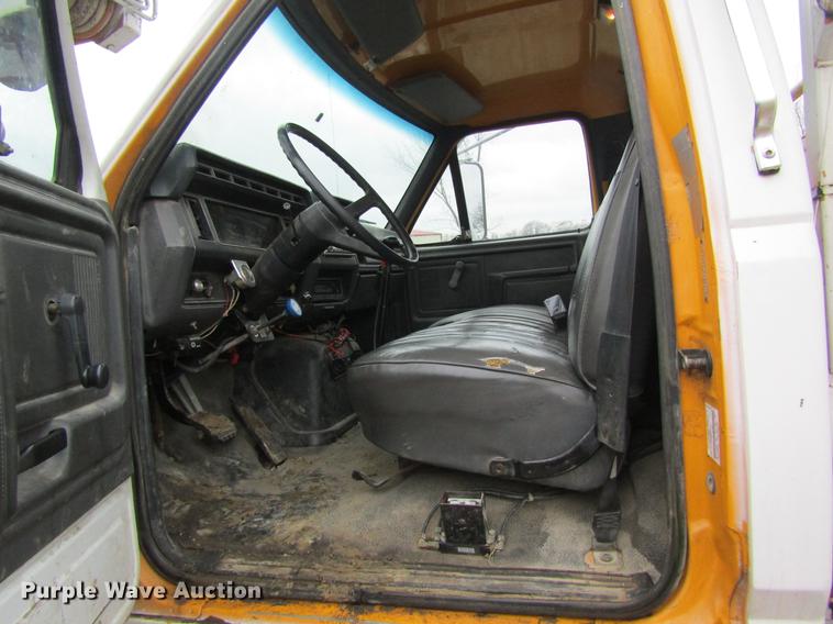 image for item DC4332 1993 Ford F800 digger derrick truck