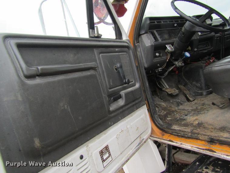 image for item DC4332 1993 Ford F800 digger derrick truck