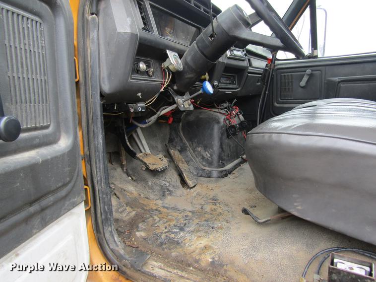 image for item DC4332 1993 Ford F800 digger derrick truck