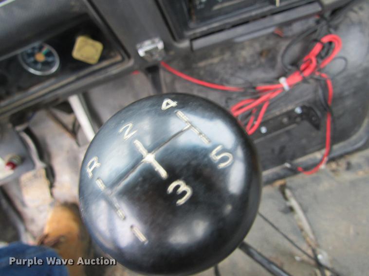 image for item DC4332 1993 Ford F800 digger derrick truck