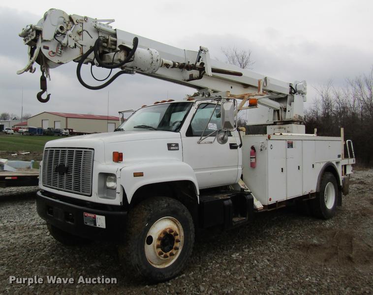 image for item DC4333 2000 Chevrolet C7500 digger derrick truck