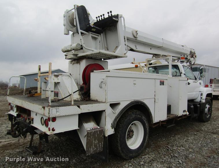 image for item DC4333 2000 Chevrolet C7500 digger derrick truck