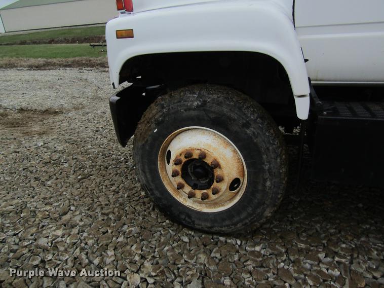 image for item DC4333 2000 Chevrolet C7500 digger derrick truck