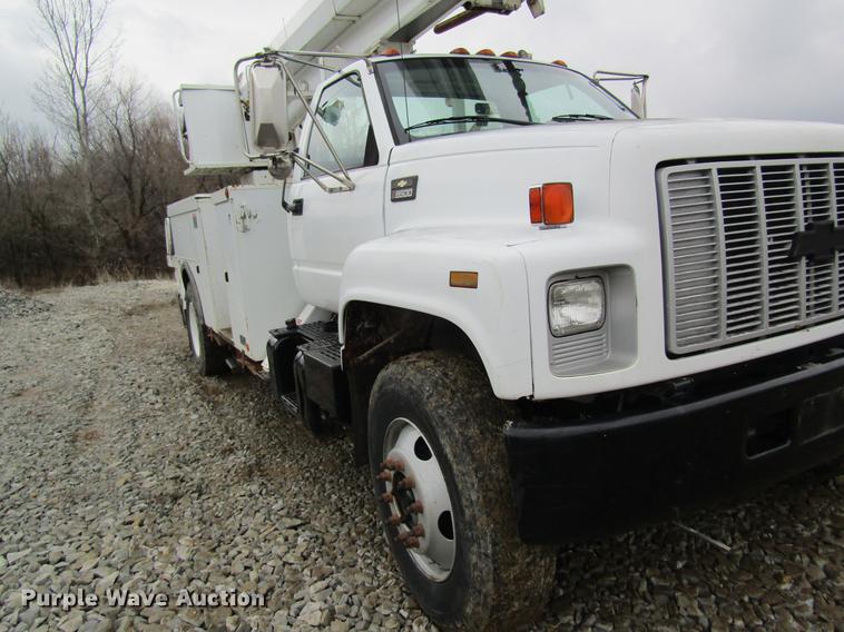 image for item DC4333 2000 Chevrolet C7500 digger derrick truck