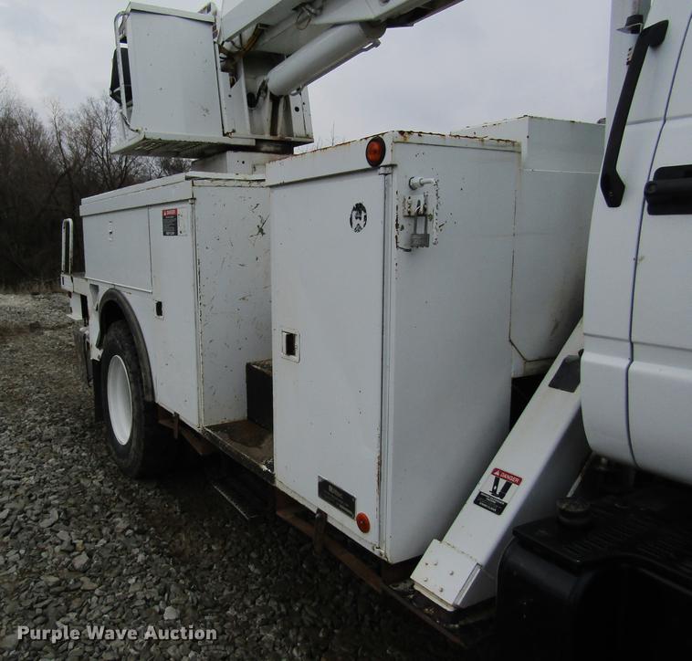 image for item DC4333 2000 Chevrolet C7500 digger derrick truck