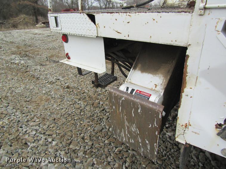 image for item DC4333 2000 Chevrolet C7500 digger derrick truck