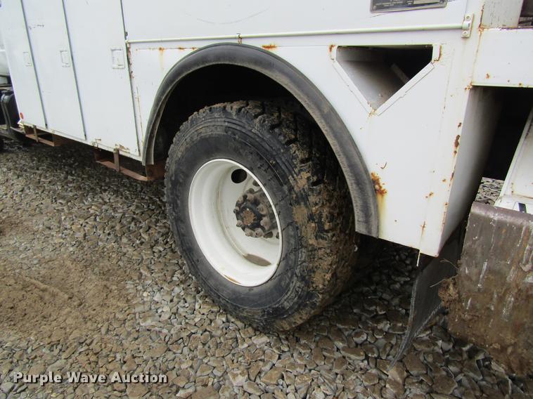 image for item DC4333 2000 Chevrolet C7500 digger derrick truck