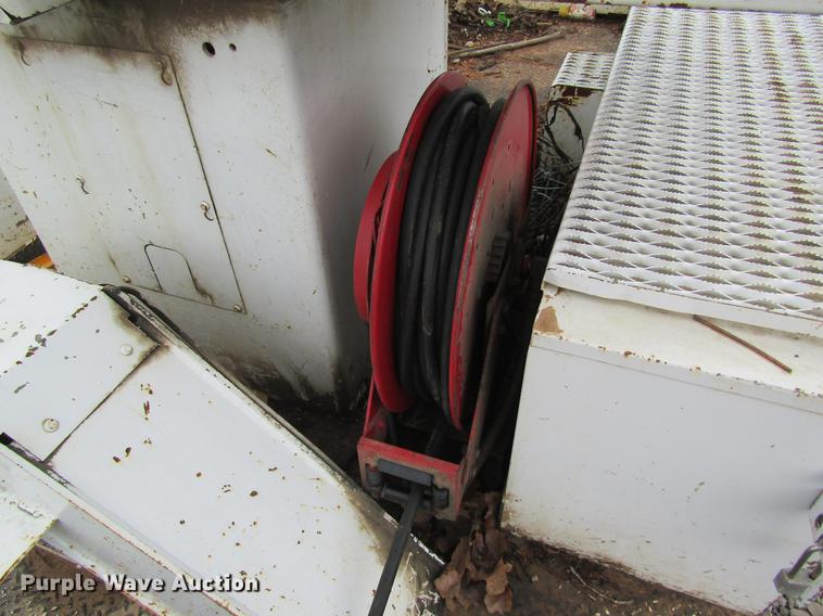 image for item DC4333 2000 Chevrolet C7500 digger derrick truck