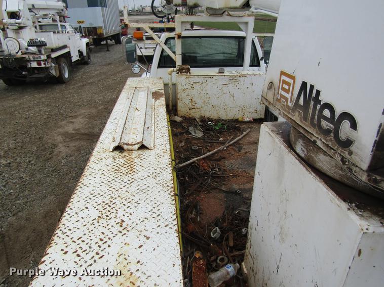 image for item DC4333 2000 Chevrolet C7500 digger derrick truck