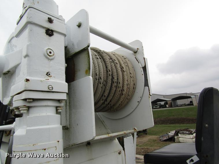 image for item DC4333 2000 Chevrolet C7500 digger derrick truck