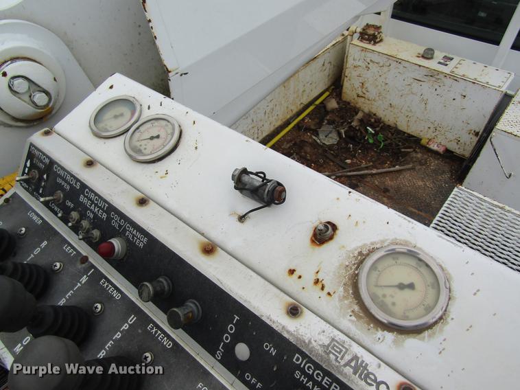 image for item DC4333 2000 Chevrolet C7500 digger derrick truck