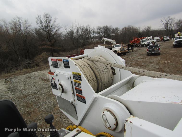 image for item DC4333 2000 Chevrolet C7500 digger derrick truck