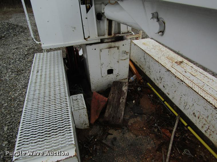 image for item DC4333 2000 Chevrolet C7500 digger derrick truck