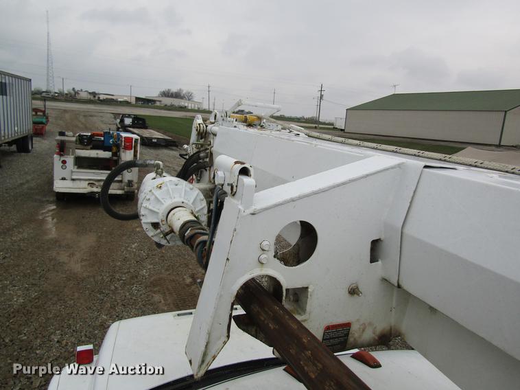 image for item DC4333 2000 Chevrolet C7500 digger derrick truck