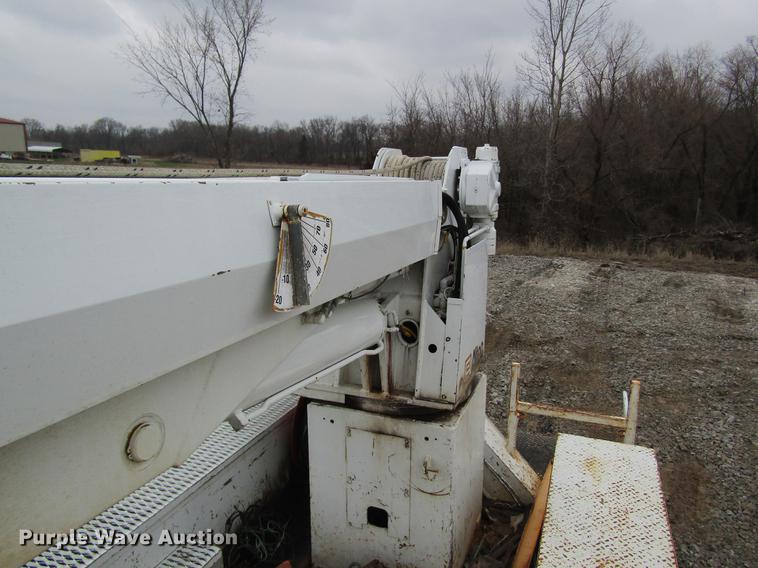 image for item DC4333 2000 Chevrolet C7500 digger derrick truck