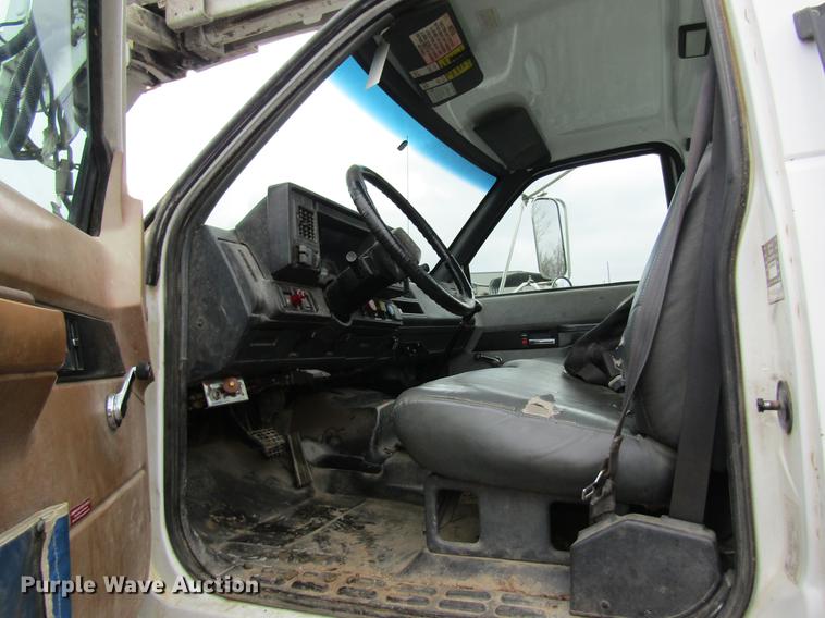 image for item DC4333 2000 Chevrolet C7500 digger derrick truck