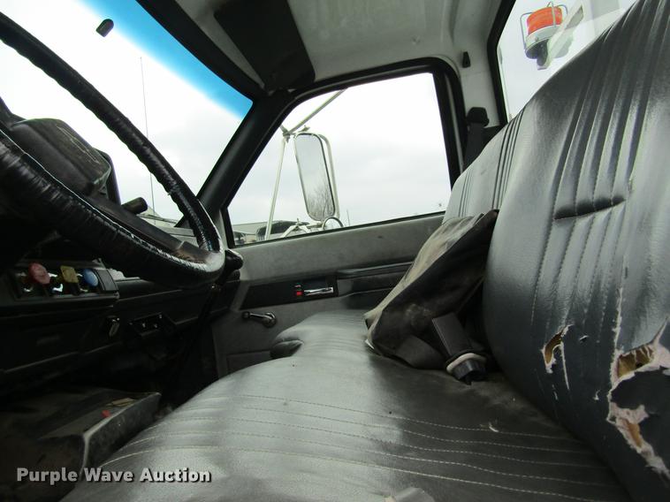 image for item DC4333 2000 Chevrolet C7500 digger derrick truck