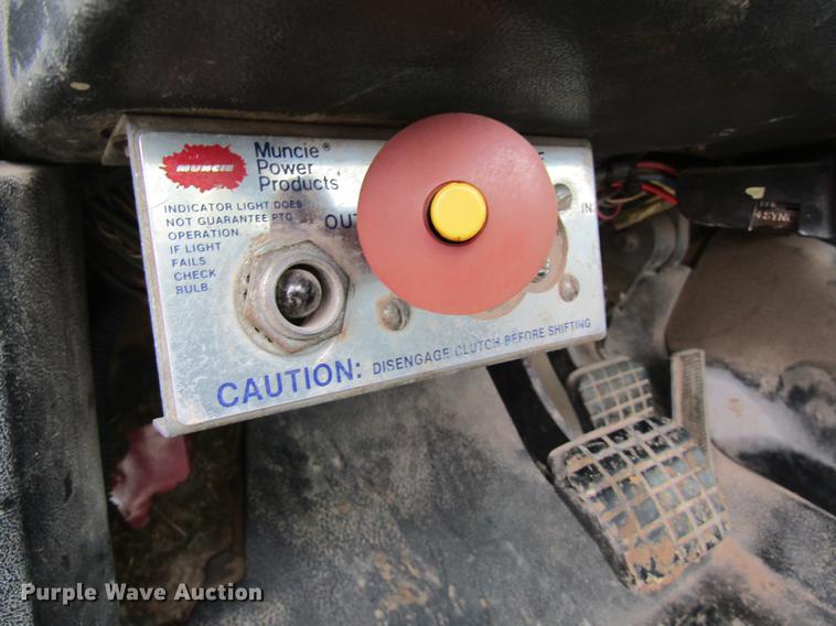 image for item DC4333 2000 Chevrolet C7500 digger derrick truck