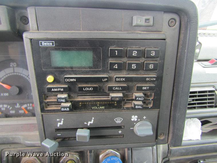 image for item DC4333 2000 Chevrolet C7500 digger derrick truck