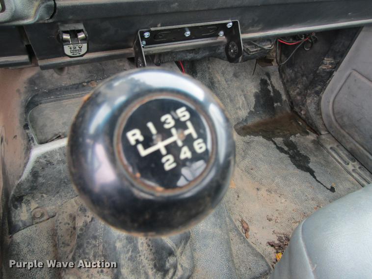 image for item DC4333 2000 Chevrolet C7500 digger derrick truck