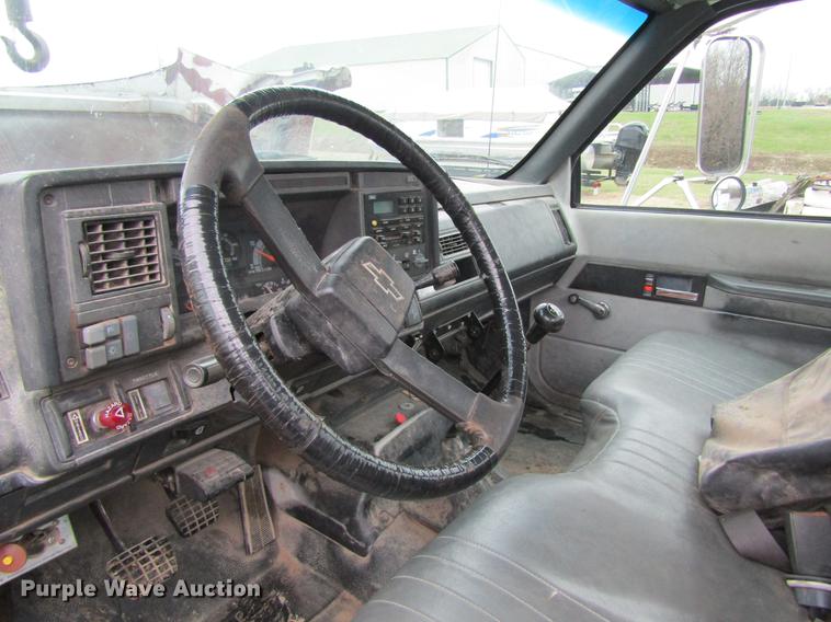 image for item DC4333 2000 Chevrolet C7500 digger derrick truck