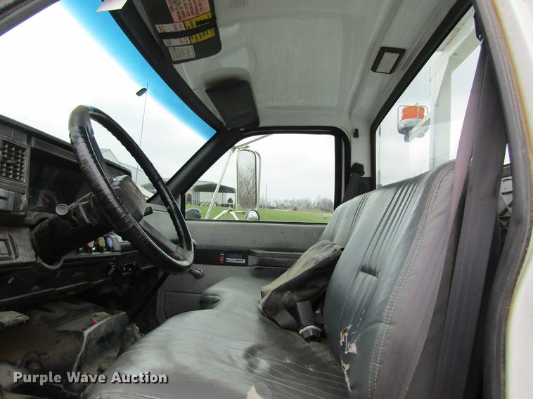 image for item DC4333 2000 Chevrolet C7500 digger derrick truck