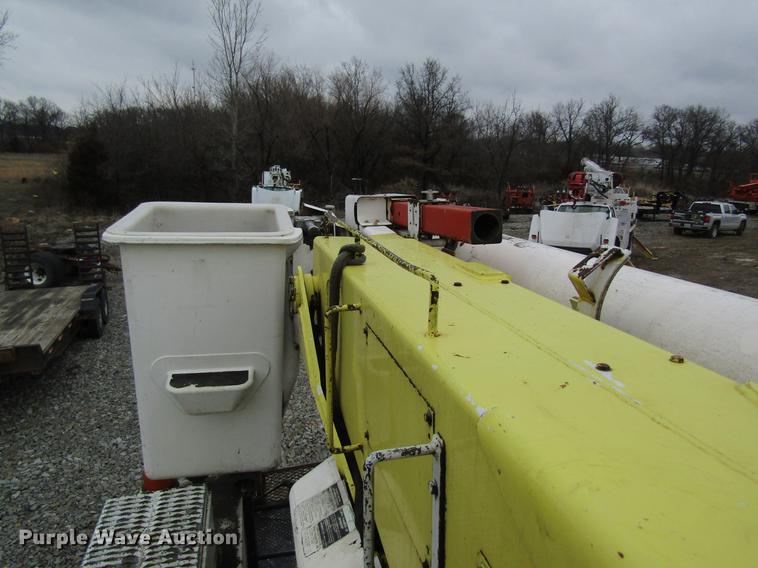 image for item DC4334 2000 Chevrolet C7500 bucket truck