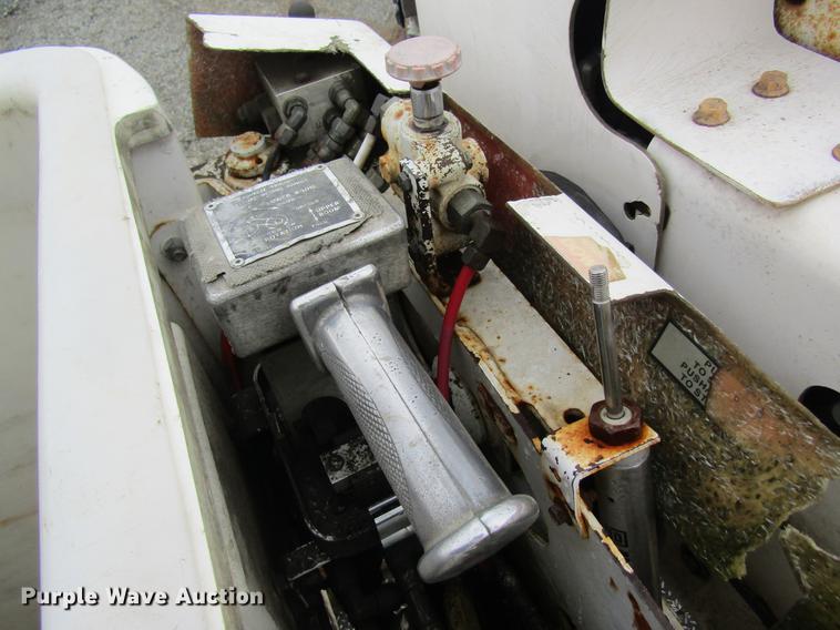 image for item DC4334 2000 Chevrolet C7500 bucket truck