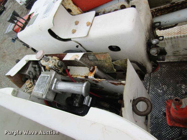 image for item DC4334 2000 Chevrolet C7500 bucket truck