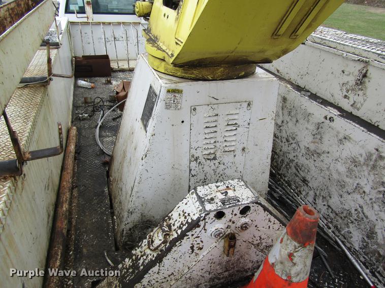 image for item DC4334 2000 Chevrolet C7500 bucket truck