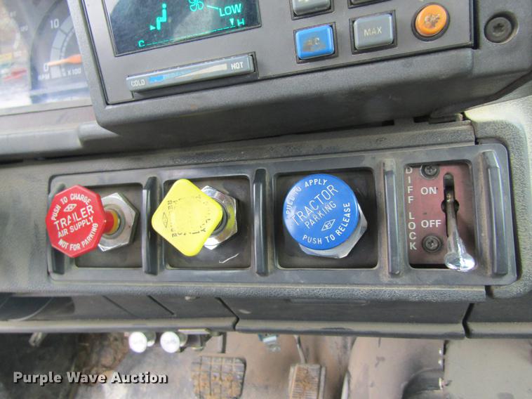 image for item DC4334 2000 Chevrolet C7500 bucket truck