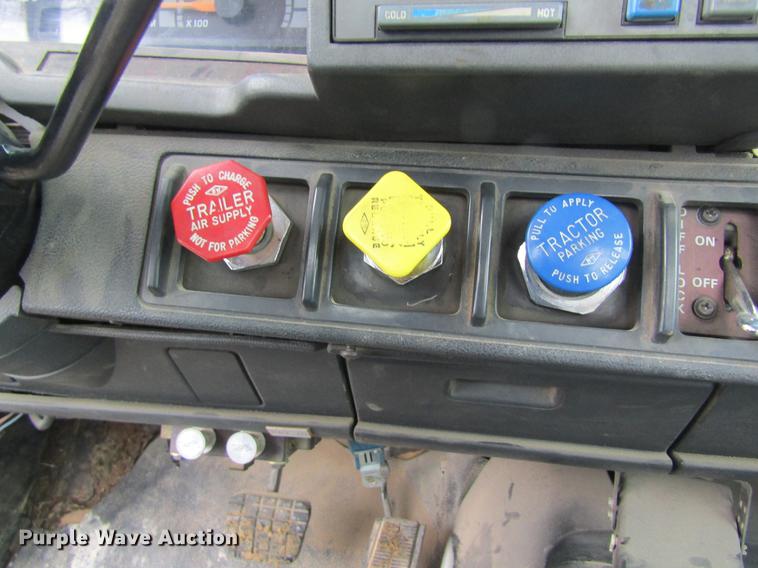 image for item DC4334 2000 Chevrolet C7500 bucket truck