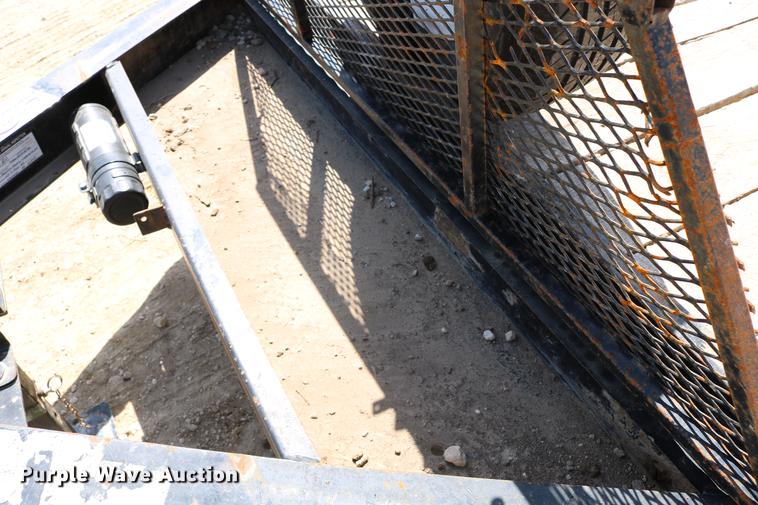 image for item DC7638 2005 Towmaster Contrail C-10 equipment trailer