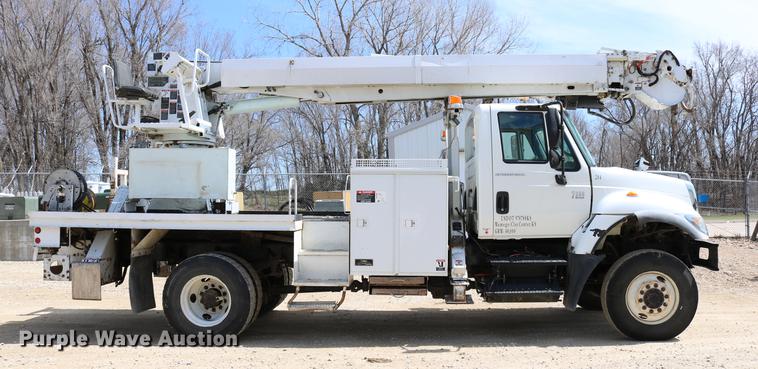image for item DC7639 2007 International 7300 SFA digger derrick truck