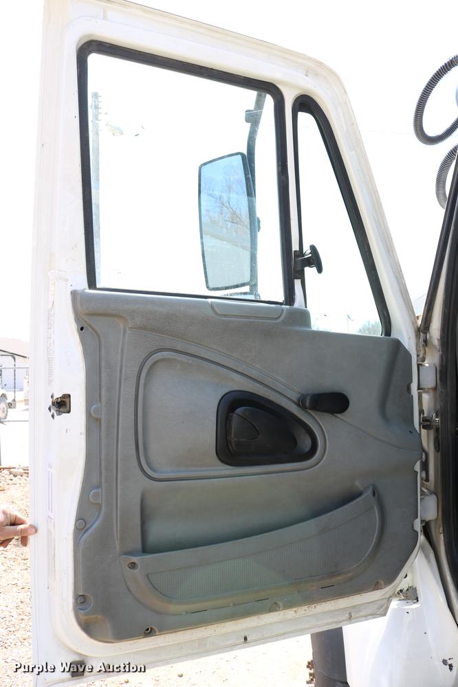 image for item DC7639 2007 International 7300 SFA digger derrick truck