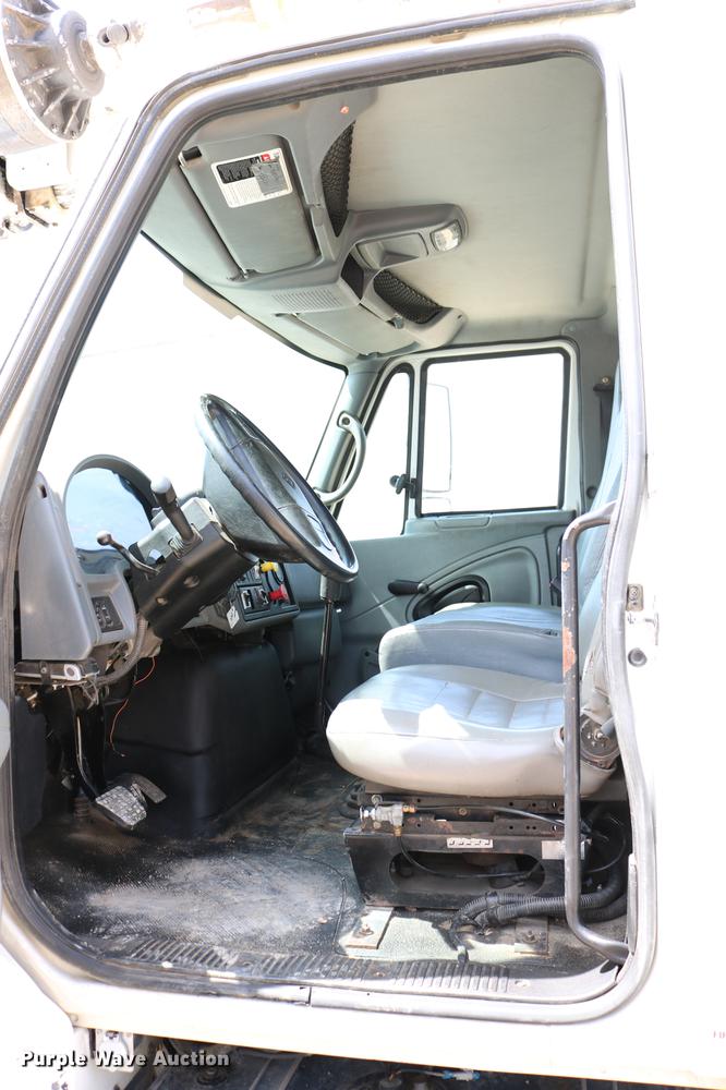 image for item DC7639 2007 International 7300 SFA digger derrick truck