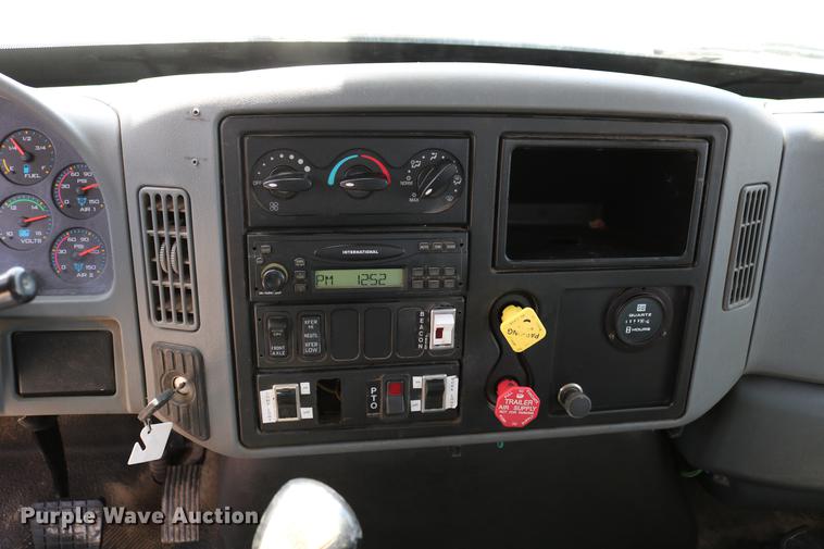 image for item DC7639 2007 International 7300 SFA digger derrick truck