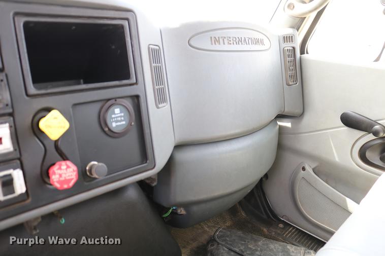 image for item DC7639 2007 International 7300 SFA digger derrick truck