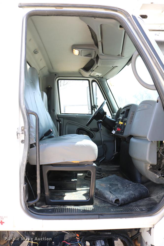 image for item DC7639 2007 International 7300 SFA digger derrick truck