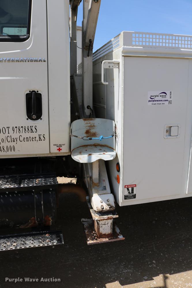 image for item DC7639 2007 International 7300 SFA digger derrick truck