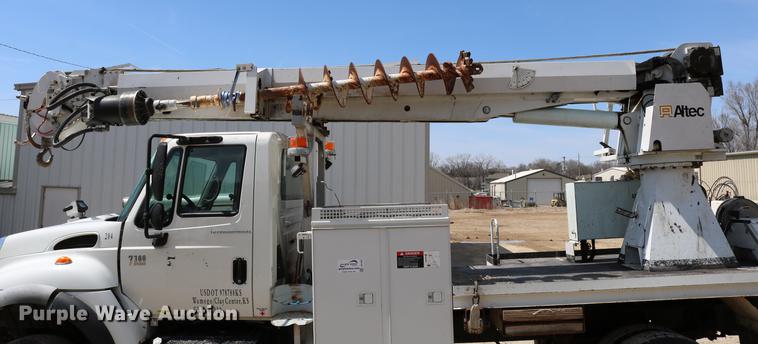 image for item DC7639 2007 International 7300 SFA digger derrick truck